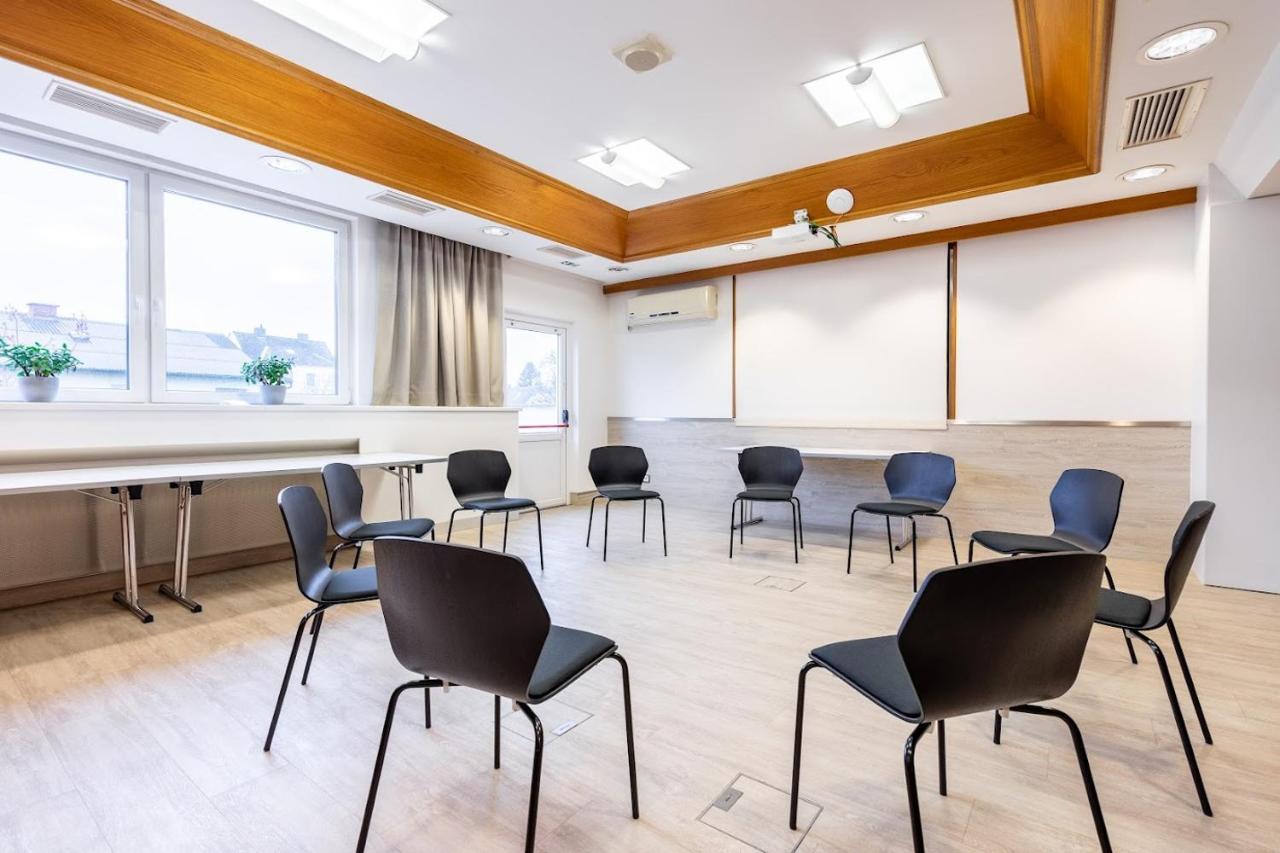 Das Reinisch Hotel - Near Vienna Airport Schwechat Buitenkant foto